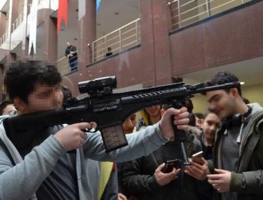 Η τουρκική αμυντική βιομηχανία παρουσίασε τα νέα της όπλα σε φοιτητές και μαθητές